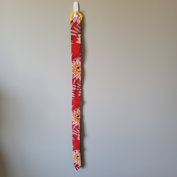 Red fabric floral belt with yellow retro buckle - Picture 3 of 7